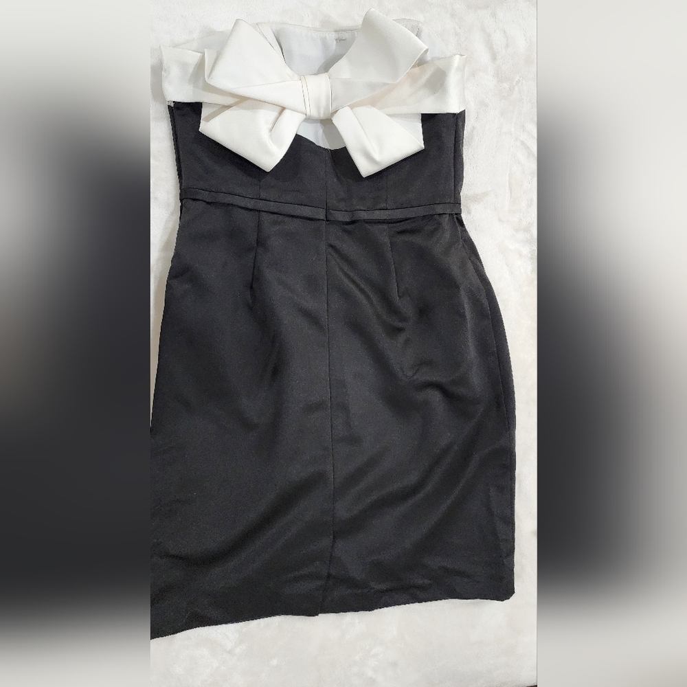 David's Bridal Short Strapless Dress with Back Bow Detail Size/ 8 - Picture 7 of 13